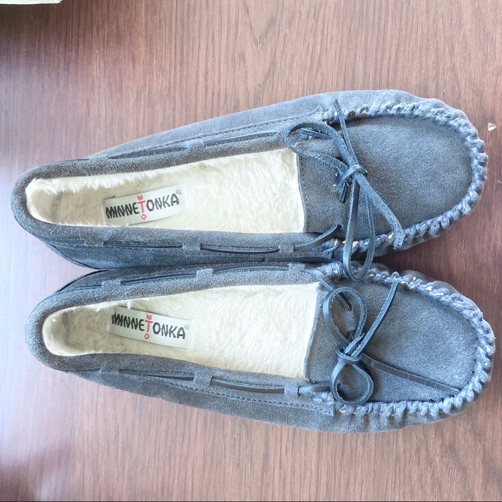 MINNETONKA size 10 slip loafers